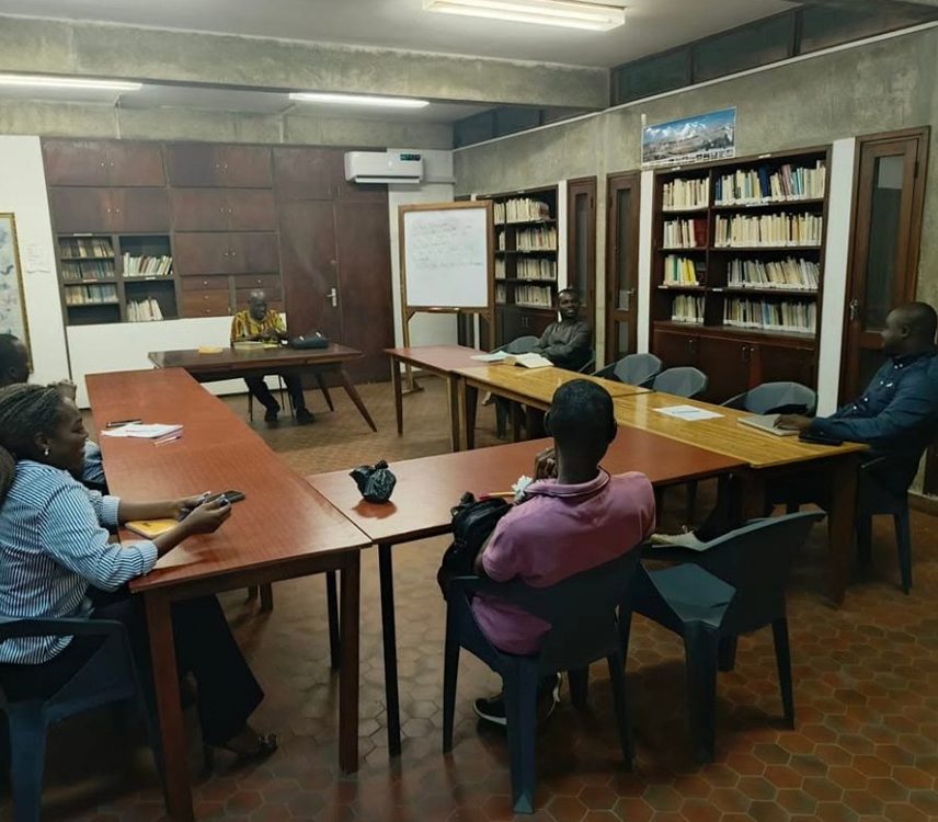 Tables de travail de la bibliothèque